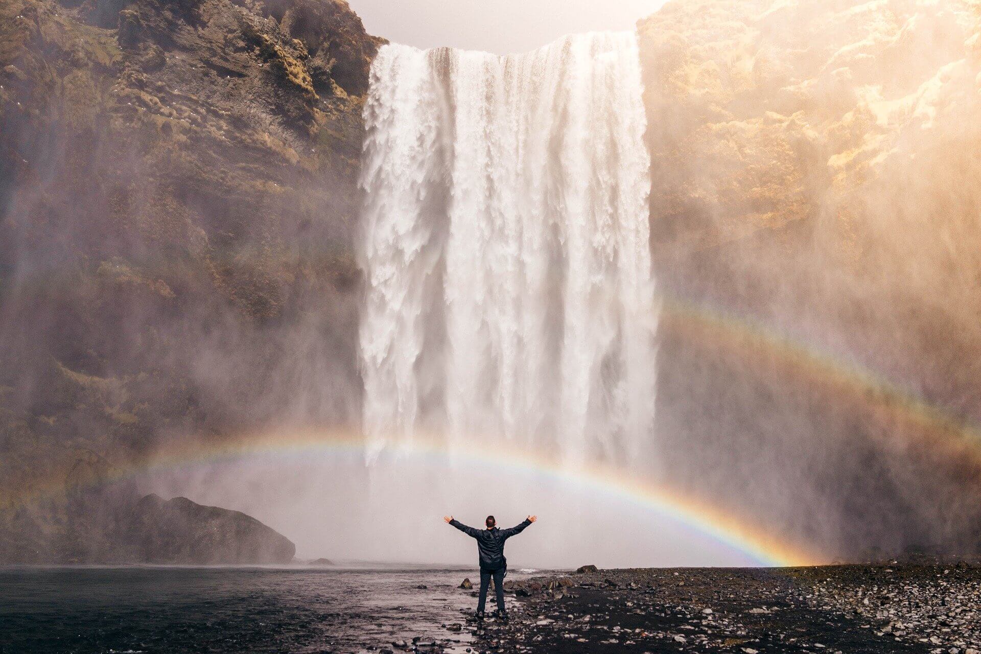 人生を変えた男性が滝の前で立つ